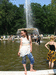 девушка около фонтана